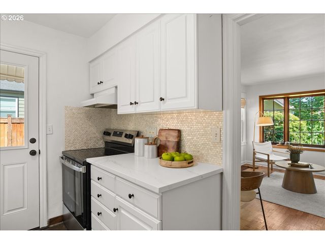 1726 Se REEDWAY St, Portland, OR 97202