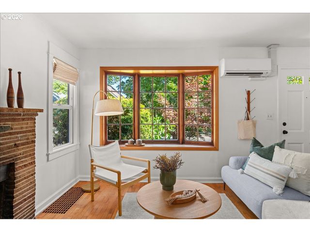 1726 Se REEDWAY St, Portland, OR 97202