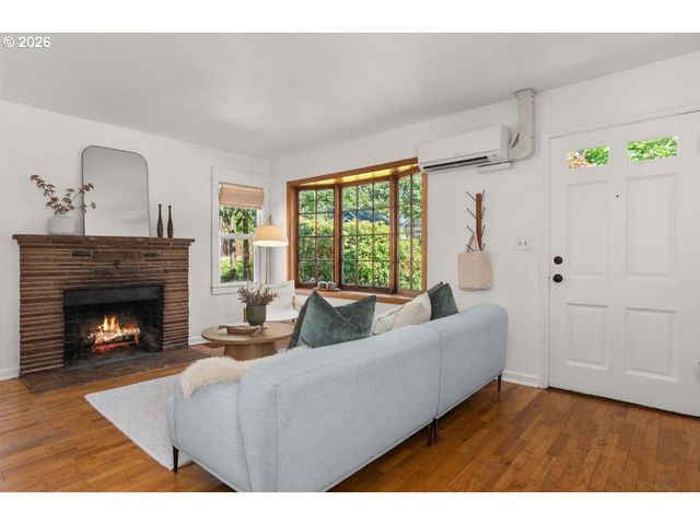 1726 Se REEDWAY St, Portland, OR 97202