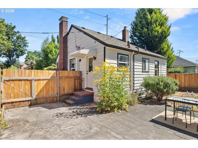1726 Se REEDWAY St, Portland, OR 97202