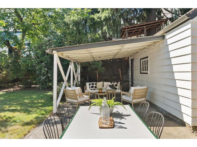 1726 Se REEDWAY St, Portland, OR 97202