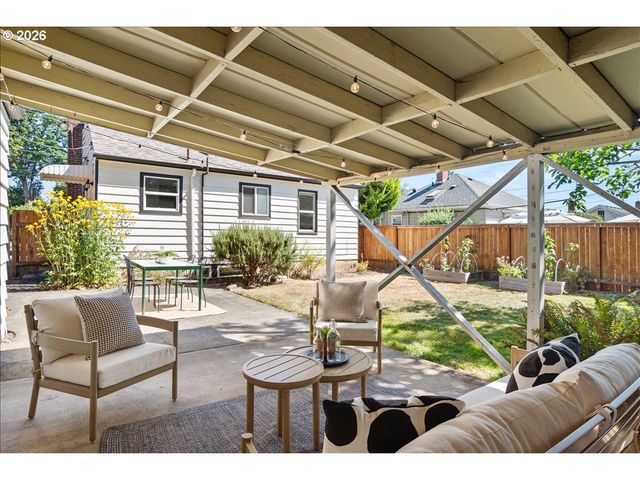 1726 Se REEDWAY St, Portland, OR 97202