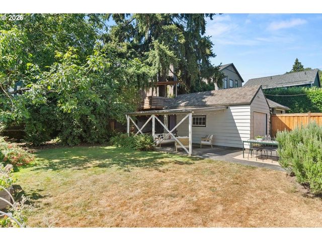 1726 Se REEDWAY St, Portland, OR 97202