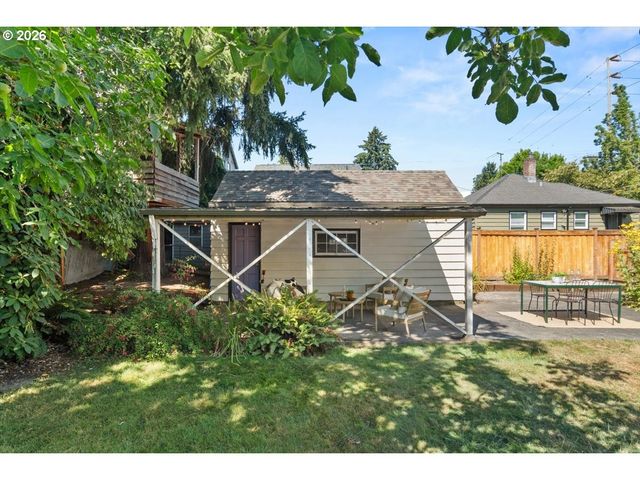 1726 Se REEDWAY St, Portland, OR 97202