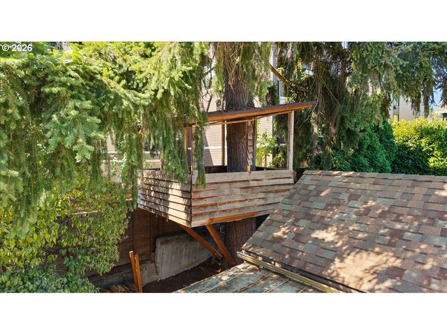 1726 Se REEDWAY St, Portland, OR 97202