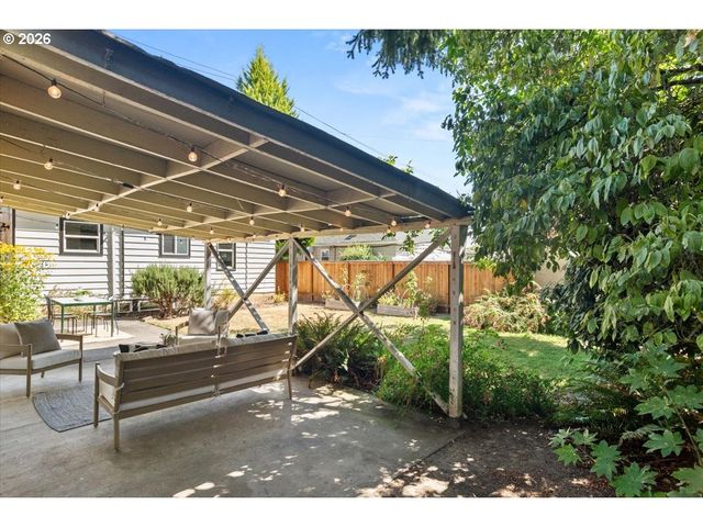 1726 Se REEDWAY St, Portland, OR 97202
