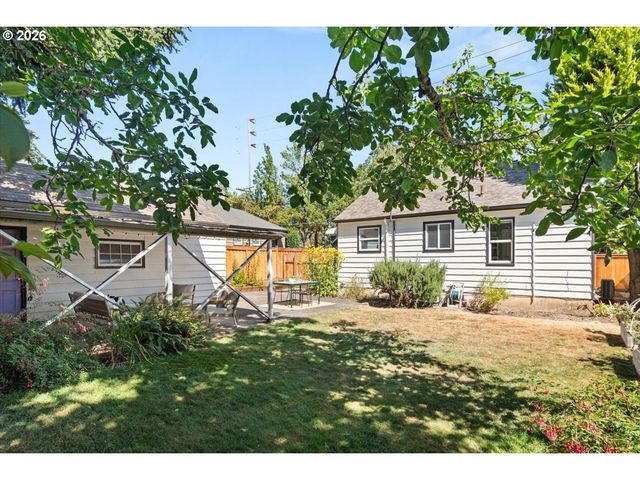 1726 Se REEDWAY St, Portland, OR 97202