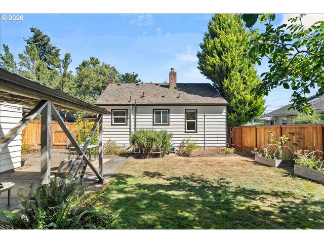 1726 Se REEDWAY St, Portland, OR 97202
