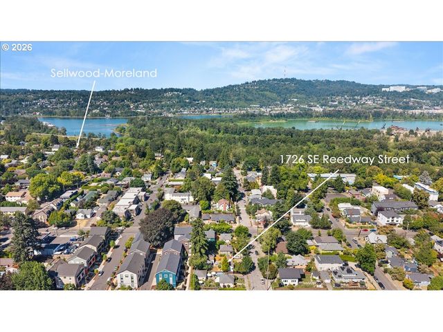1726 Se REEDWAY St, Portland, OR 97202