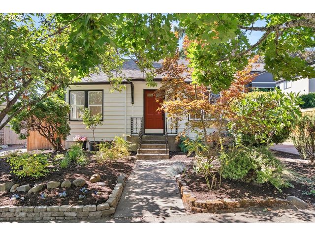 1726 Se REEDWAY St, Portland, OR 97202