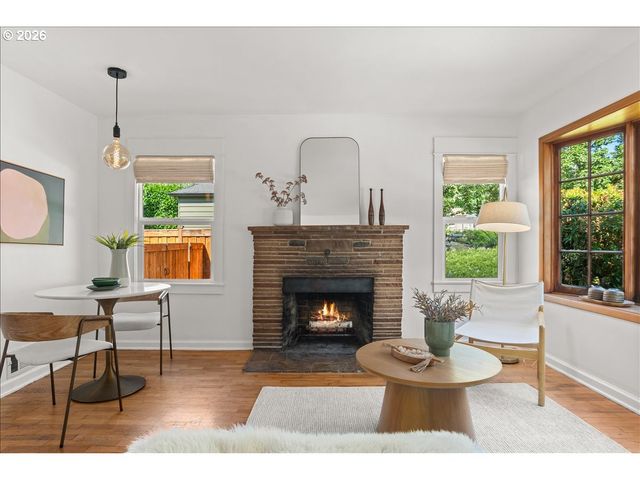1726 Se REEDWAY St, Portland, OR 97202