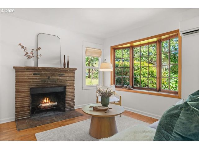 1726 Se REEDWAY St, Portland, OR 97202