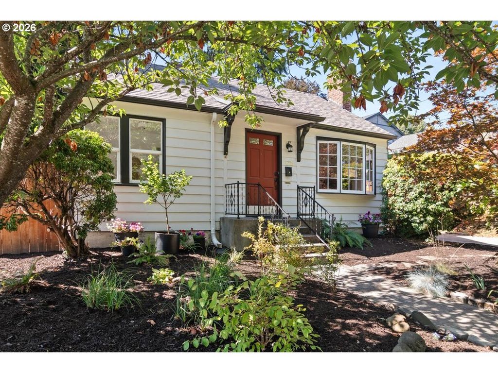 1726 Se REEDWAY St, Portland, OR 97202
