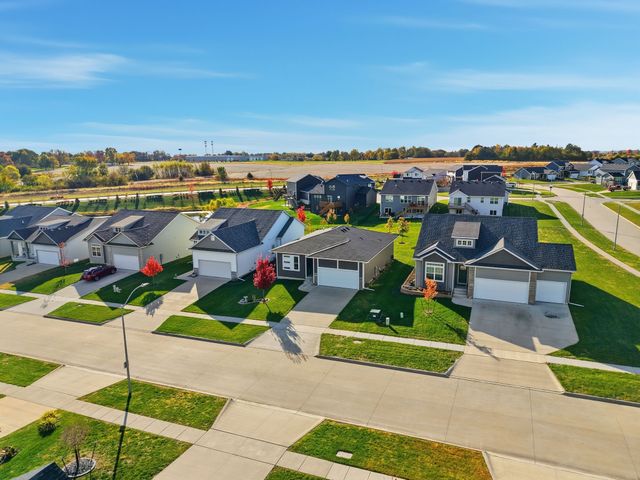 460 SE Hollow Court, West Des Moines, IA 50265