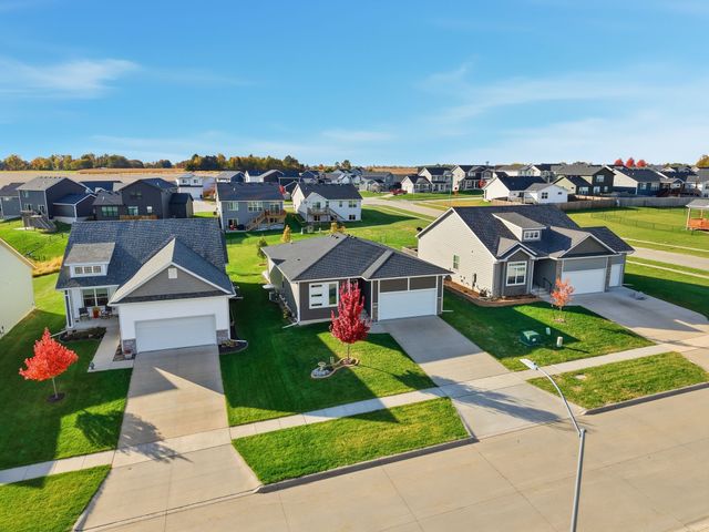 460 SE Hollow Court, West Des Moines, IA 50265