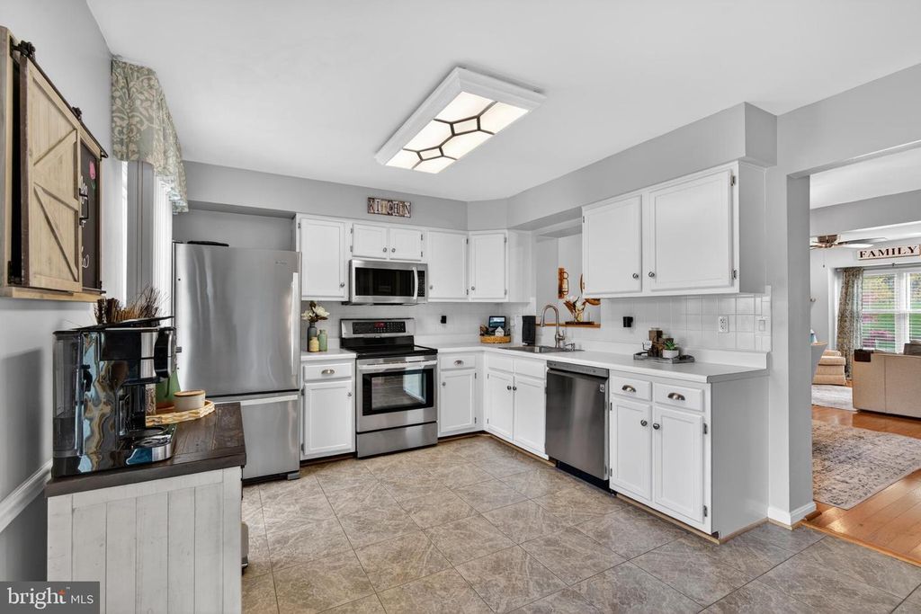 Image 7 of property listing at 1154 OAKMOOR, Halethorpe, MD 21227