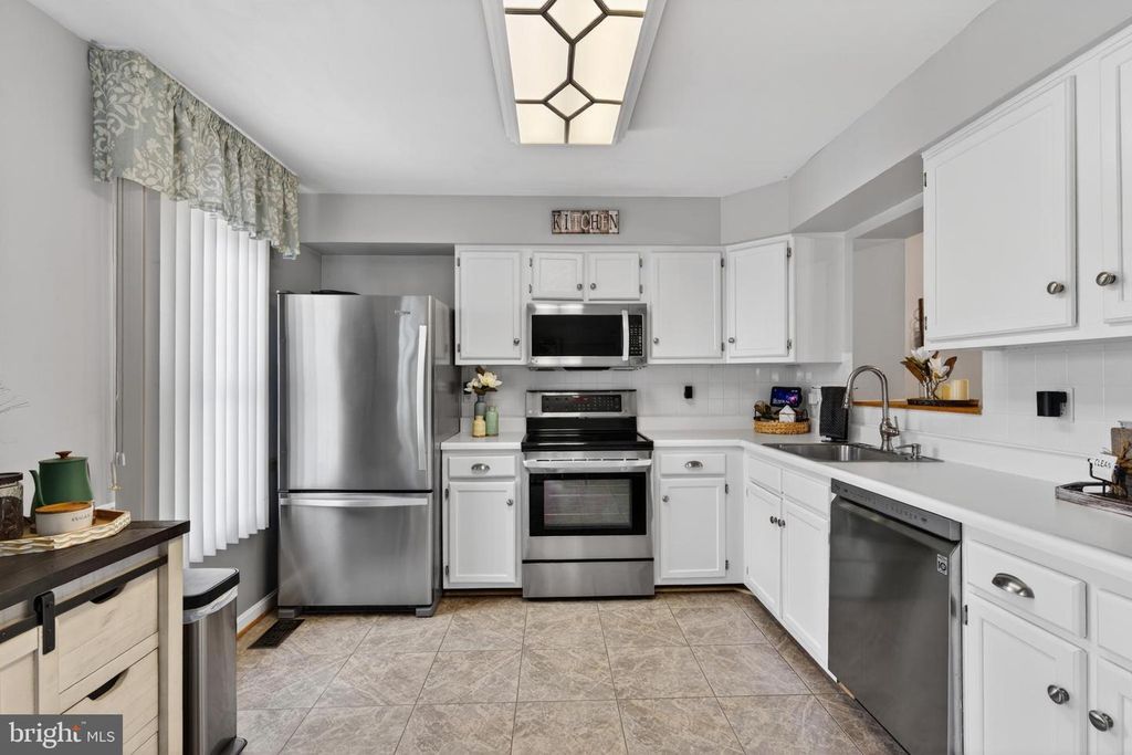 Image 8 of property listing at 1154 OAKMOOR, Halethorpe, MD 21227