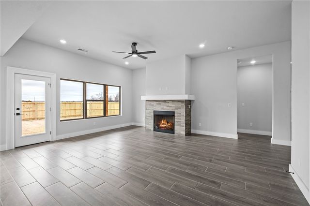 1001 Autumn Royal Avenue, Lowell, AR 72745