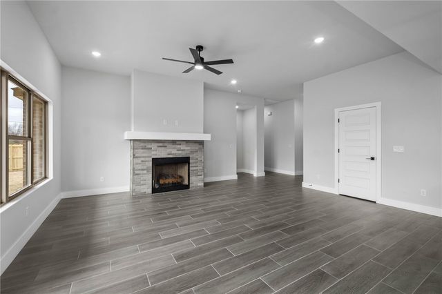 1001 Autumn Royal Avenue, Lowell, AR 72745