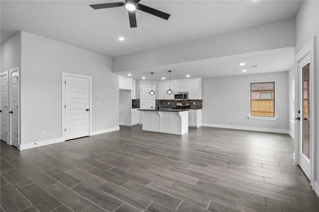 1001 Autumn Royal Avenue, Lowell, AR 72745