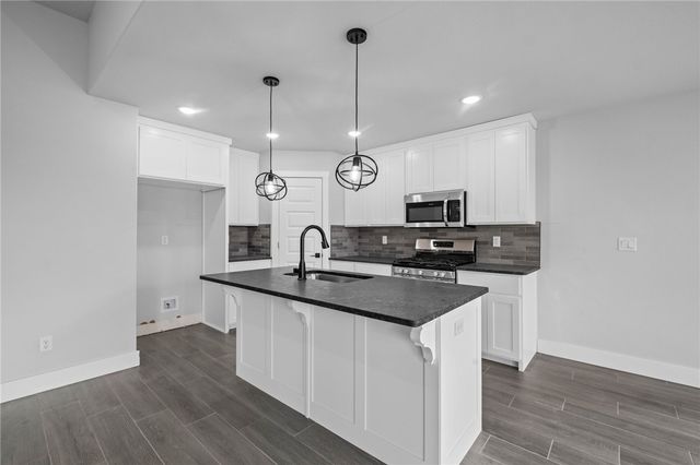 1001 Autumn Royal Avenue, Lowell, AR 72745