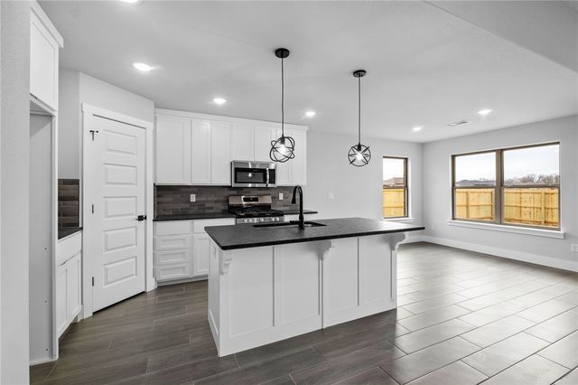 1001 Autumn Royal Avenue, Lowell, AR 72745