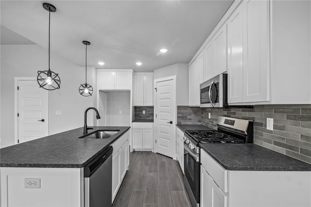 1001 Autumn Royal Avenue, Lowell, AR 72745