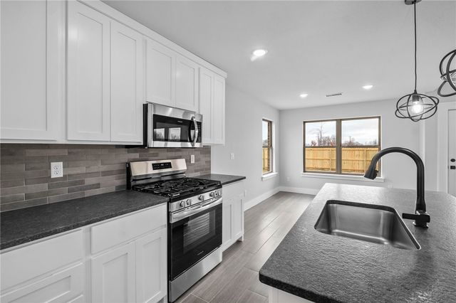 1001 Autumn Royal Avenue, Lowell, AR 72745