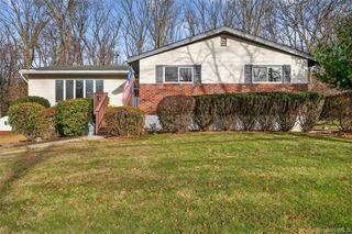 10 Fleetwood Avenue, Chestnut Ridge, NY 10977