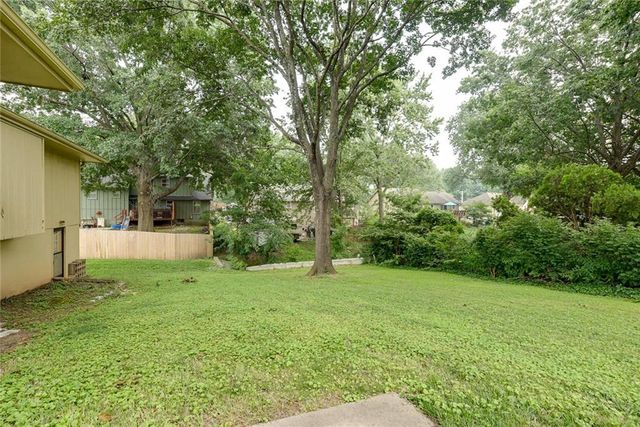 1104 SW MIC-O-SAY Drive, Blue Springs, MO 64015