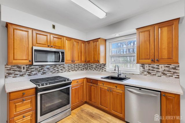 8 Queens Place, Old Bridge, NJ 08857