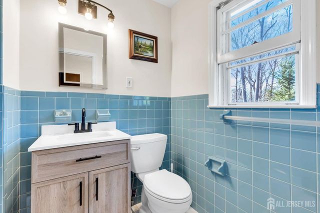 8 Queens Place, Old Bridge, NJ 08857