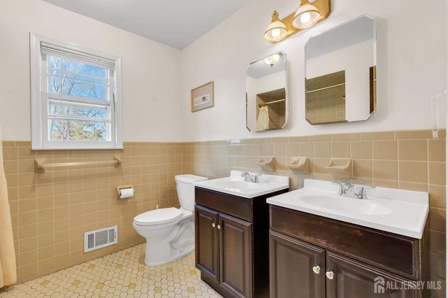 8 Queens Place, Old Bridge, NJ 08857