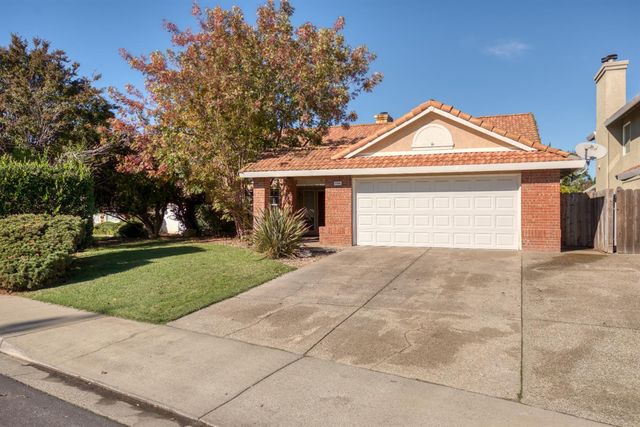 1554 E D St, Oakdale, CA 95361
