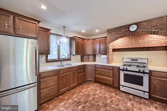 242 SKYVIEW LN, Lititz, PA 17543