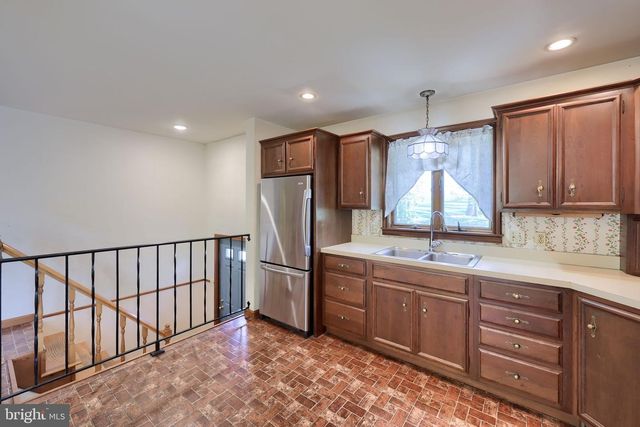 242 SKYVIEW LN, Lititz, PA 17543