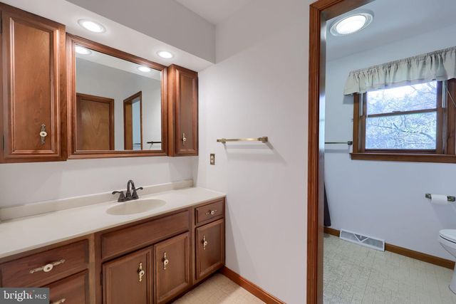 242 SKYVIEW LN, Lititz, PA 17543