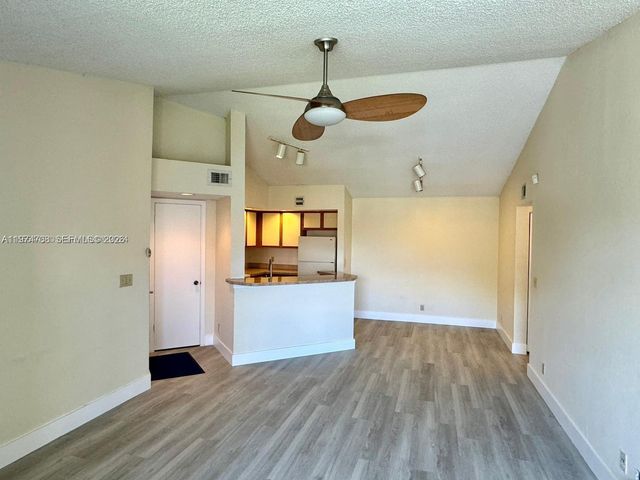 3390 N Pinewalk Drive N 1038, Margate, FL 33063