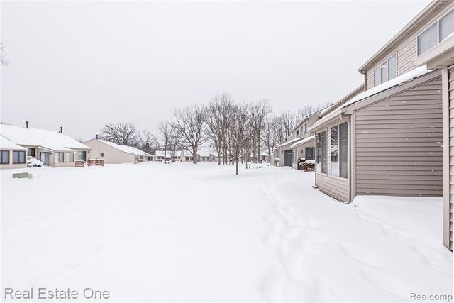 62340 Arlington Circle 3, South Lyon, MI 48178