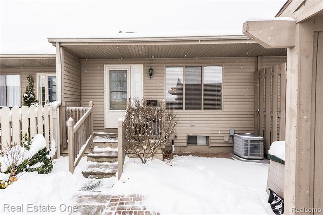 62340 Arlington Circle 3, South Lyon, MI 48178