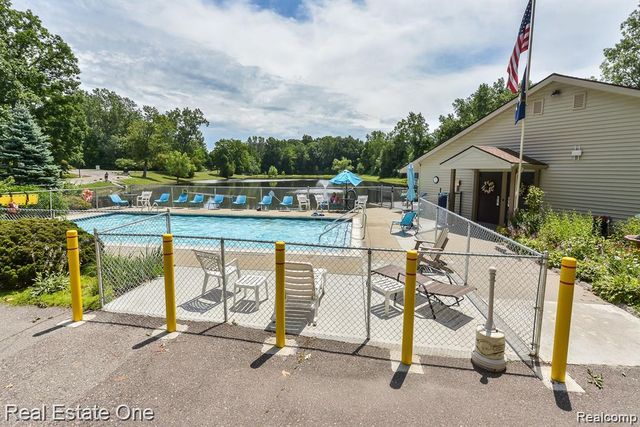 62340 Arlington Circle 3, South Lyon, MI 48178
