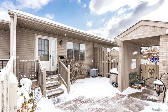 62340 Arlington Circle 3, South Lyon, MI 48178