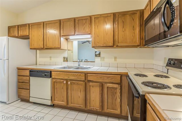 62340 Arlington Circle 3, South Lyon, MI 48178