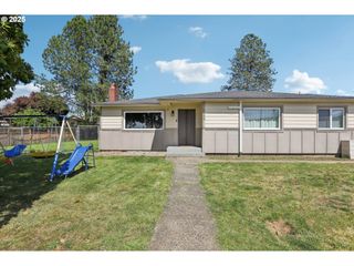 324 N 18TH St, St Helens, OR 97051