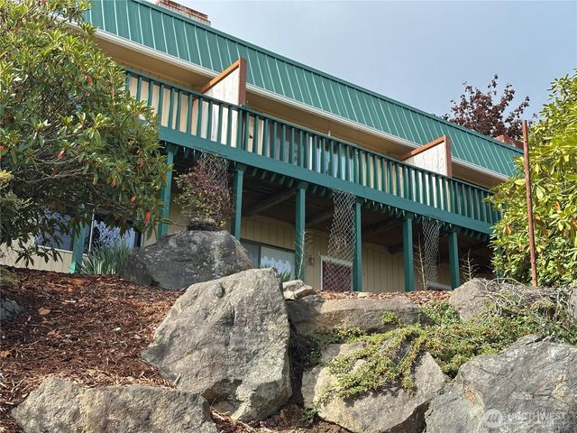 910 Barnhart Street, Raymond, WA 98577