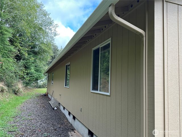 910 Barnhart Street, Raymond, WA 98577