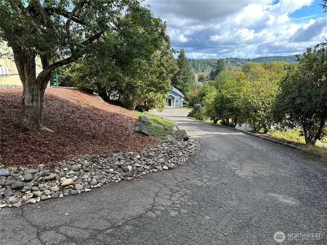 910 Barnhart Street, Raymond, WA 98577