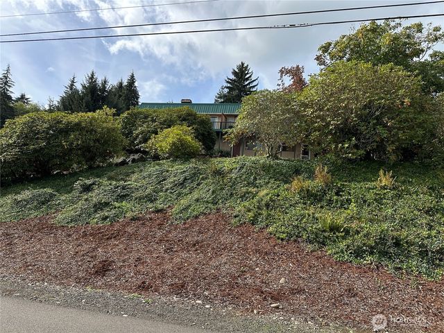 910 Barnhart Street, Raymond, WA 98577