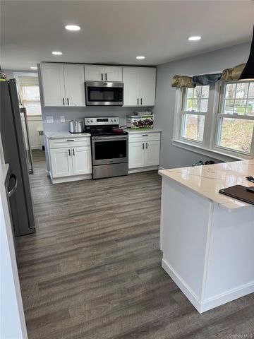 4 Oak Lane, Coram, NY 11727