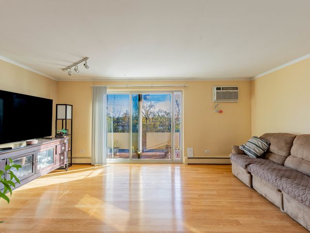 7434 W 111th Street 812, Worth, IL 60482